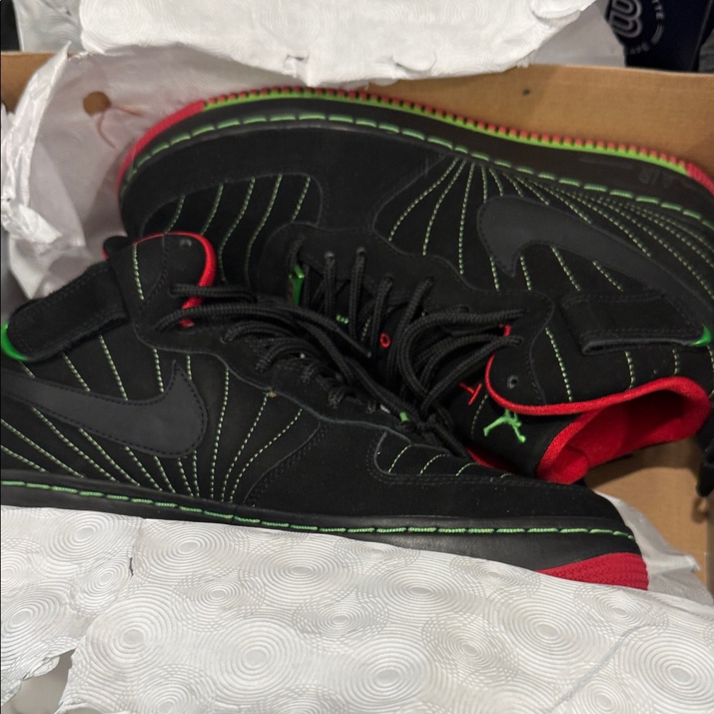 Nike Black and Red Men's Sneakers with Green Accents - Picture 6 of 8